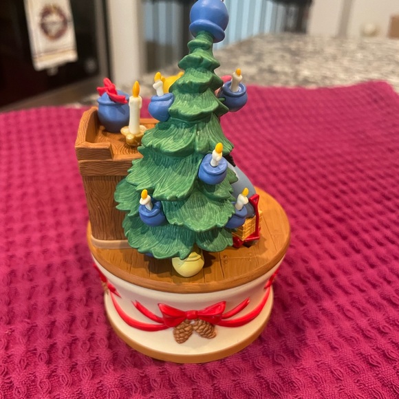 2005 Getting Ready for Christmas,QXD4212, Winnie the Pooh,musical ornament - Picture 6 of 8